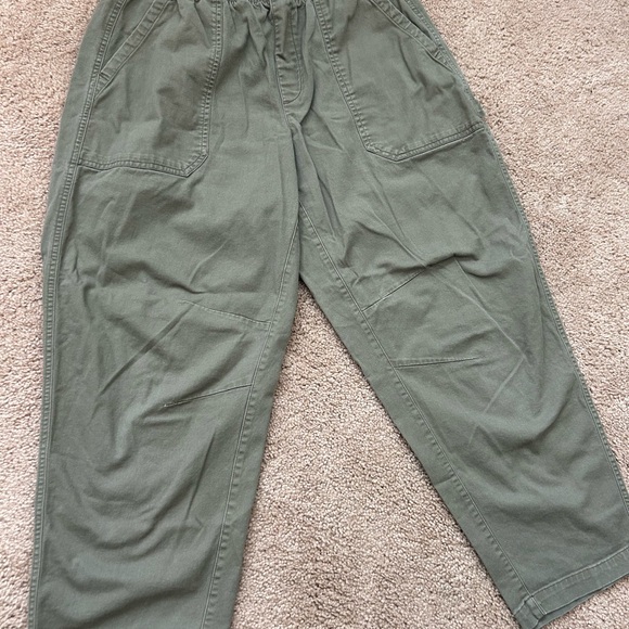 Old Navy Women’s Cargo Pants in Forest Green - Picture 2 of 4